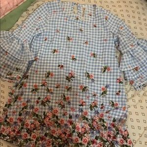 Adorable flowery blouse!